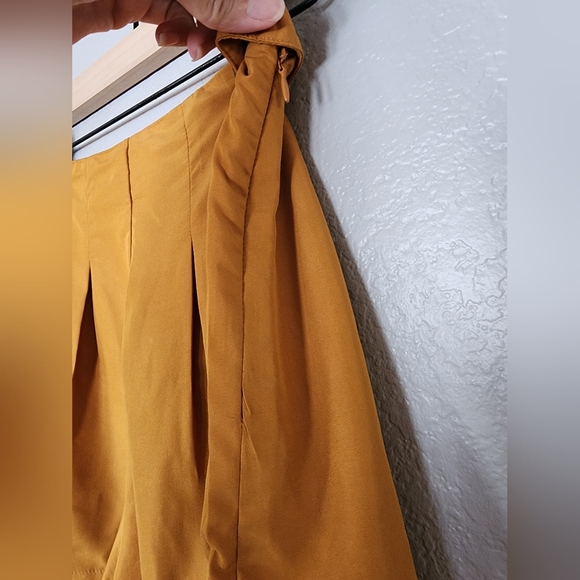 Urban Outfitters Utopia Pleated Shorts - Picture 3 of 7